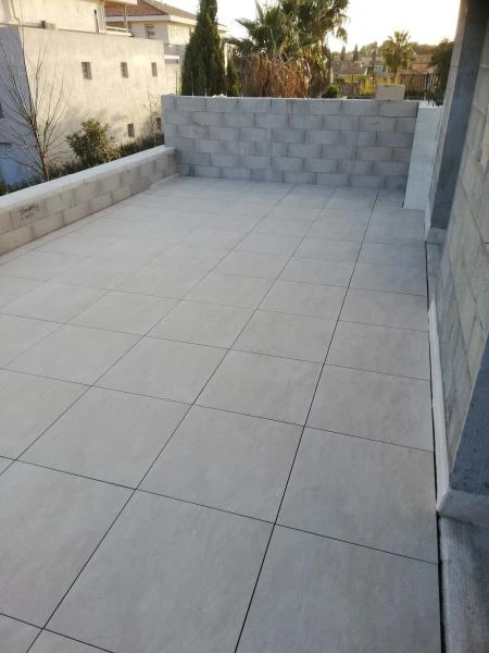 Pose de carrelage sur plots et réalisation de chape pour carrelage